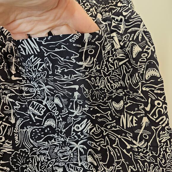 Nike Shark Men's Black Shark Icon 6.5" Volley Print Board Trunks Size Small - Picture 5 of 10